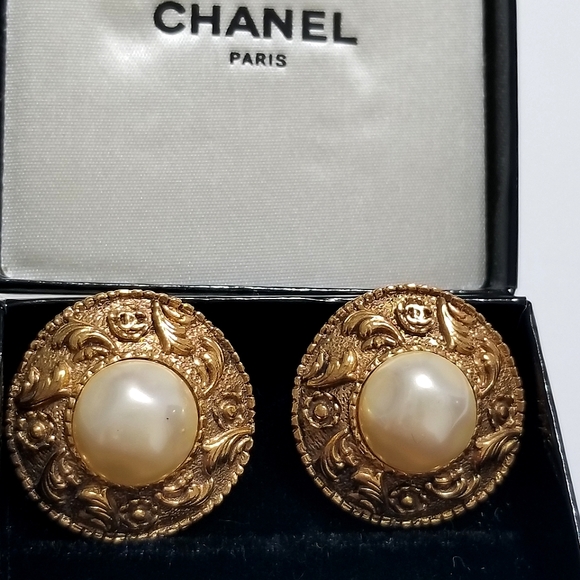 Beautiful Authentic vintage Chanel clip- on  Earrings - Picture 1 of 16